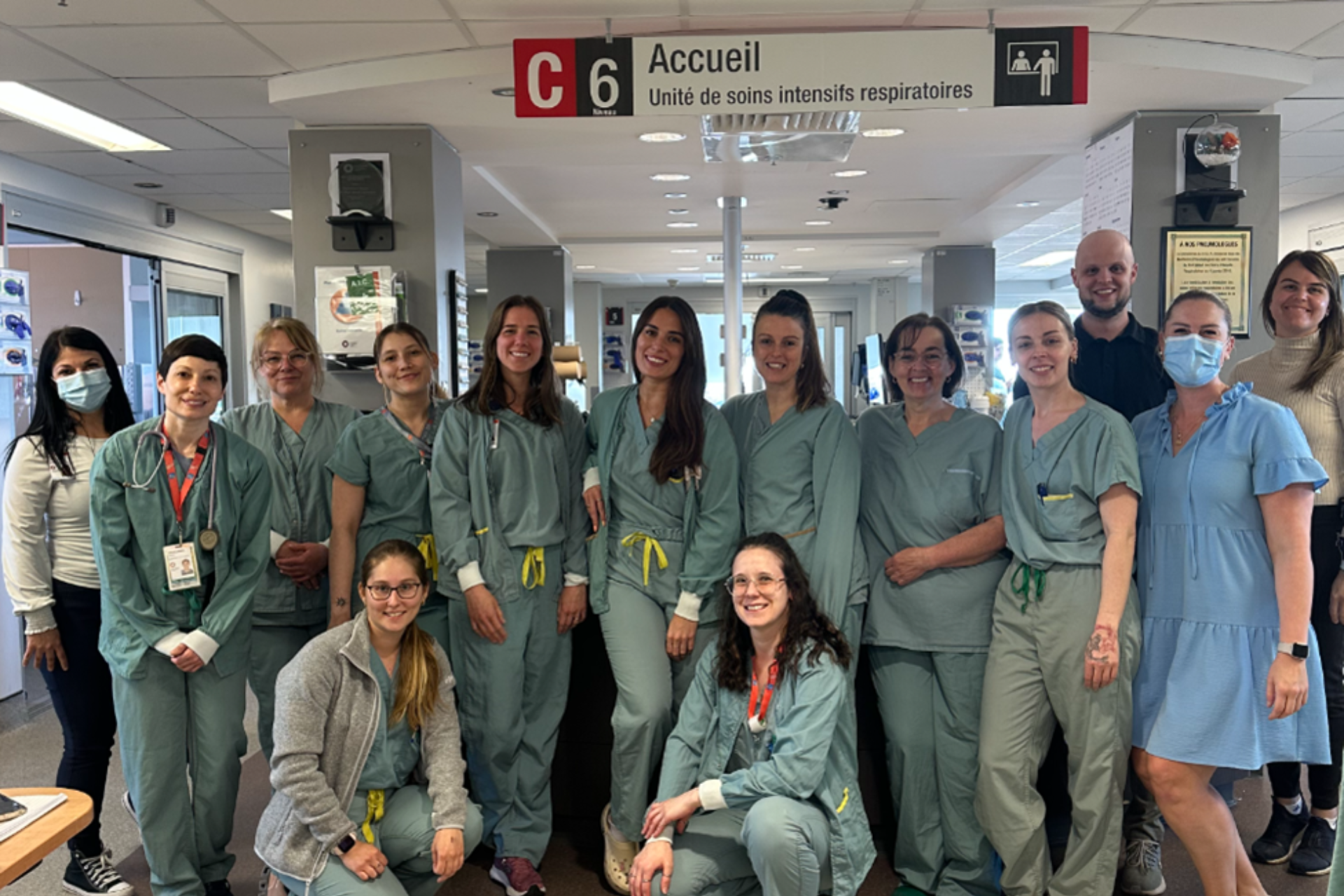 Photo d’équipe à l’entrée de l’Unité de soins intensifs respiratoires