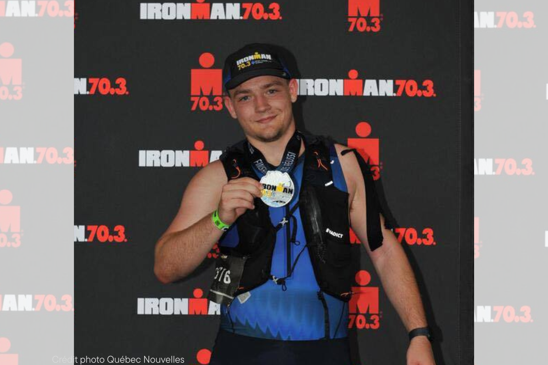 Pier-Anthony Bouchard présente sa médaille lors de sa participation au Ironman 70.3