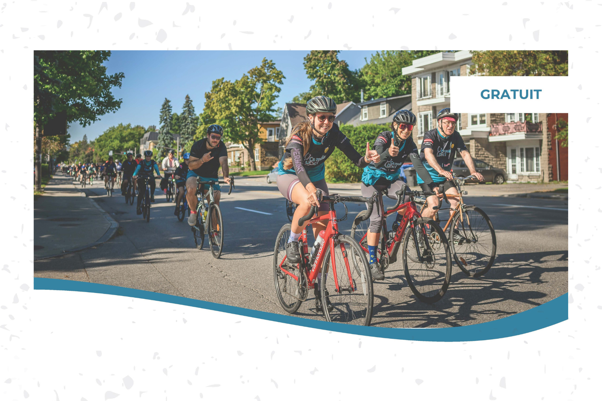 Des cyclistes souriants à vélo en ville