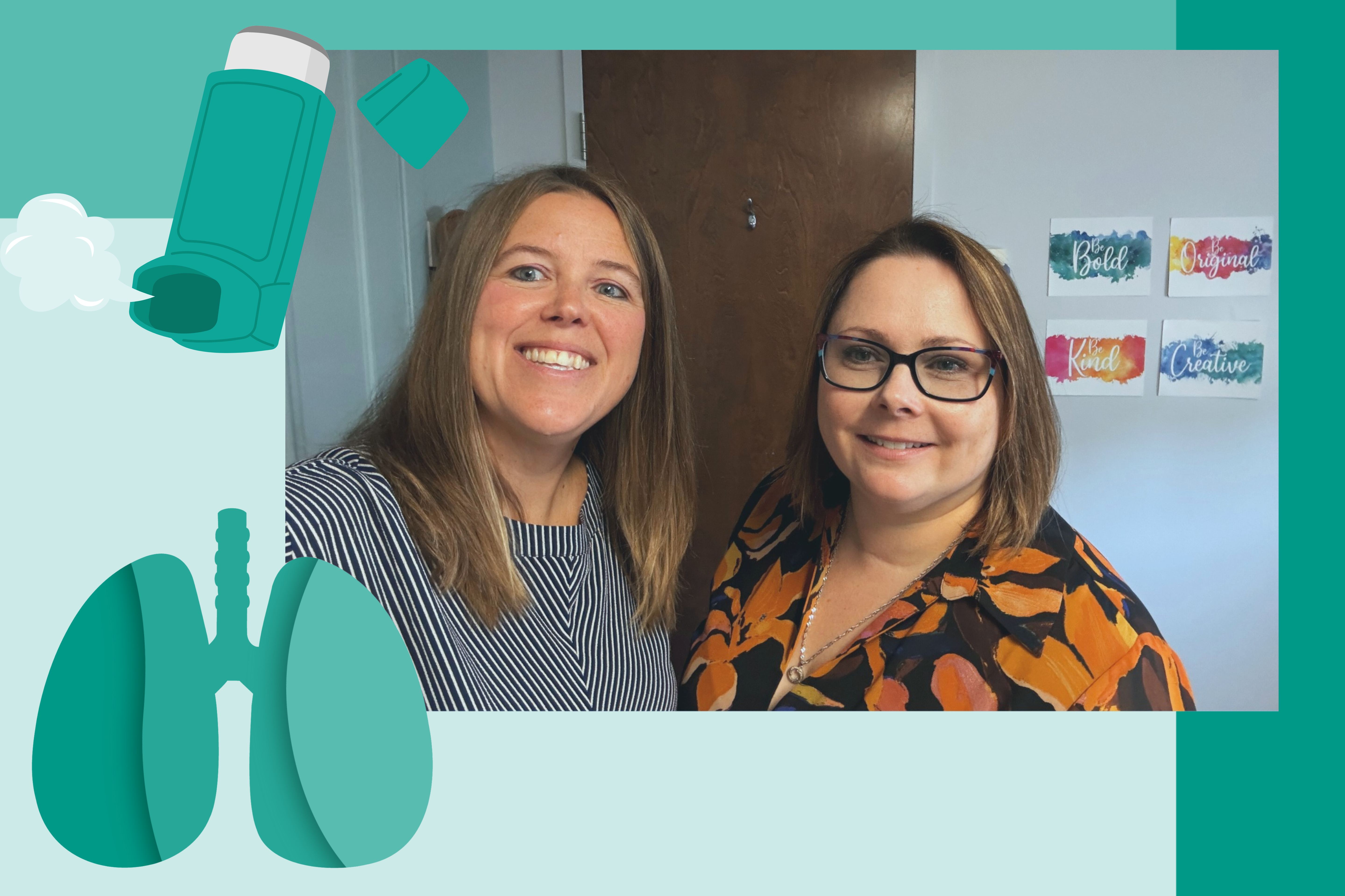 Deux professionnelles de la santé, Isabelle Giroux et Isabelle Winter, pose côte à côte après leur conférence sur la santé respiratoire. Le fond de l'image est vert avec un pictogramme de poumon et un pictogramme d'un inhalateur.
