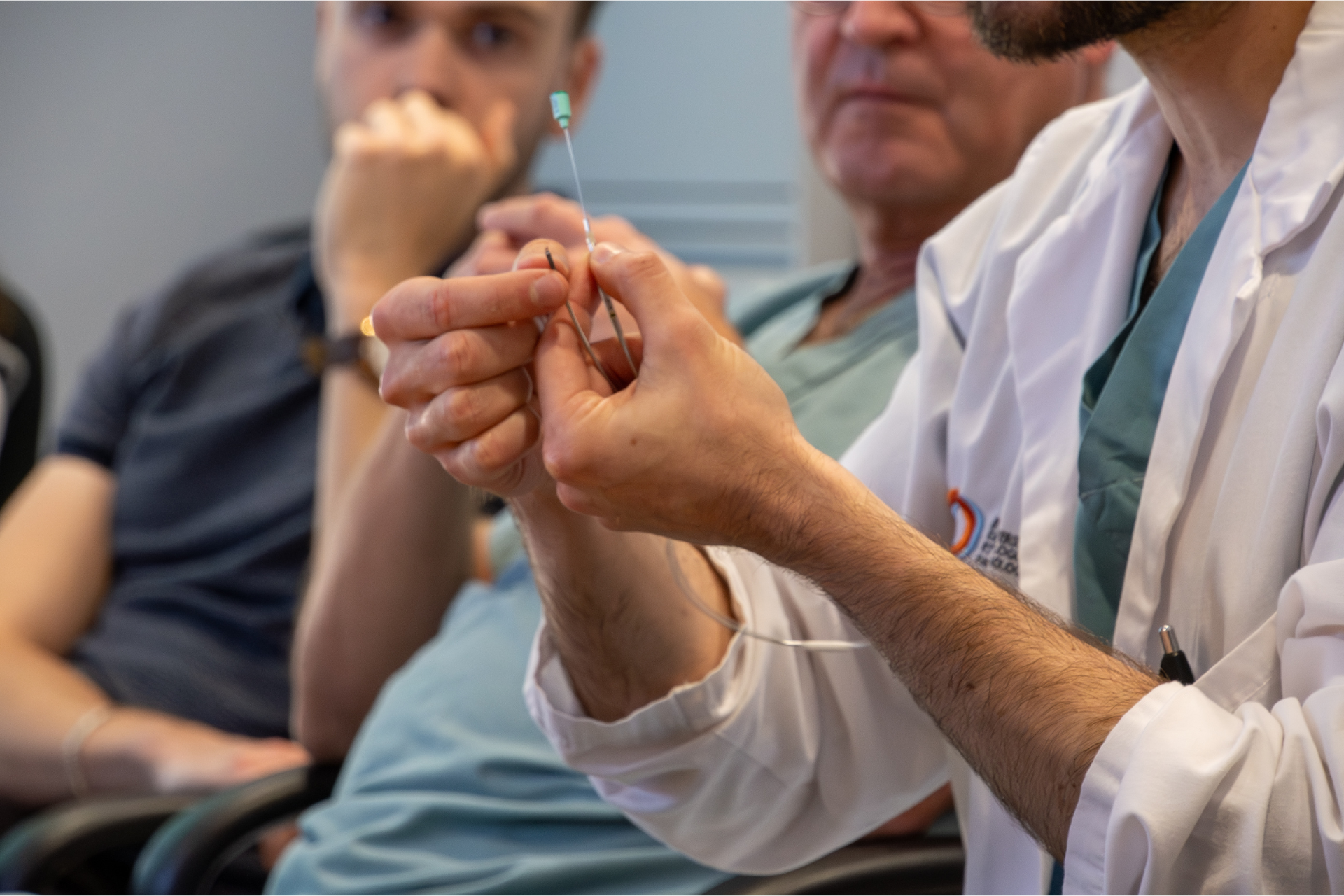 mains de docteur tenant un petit appareil médical