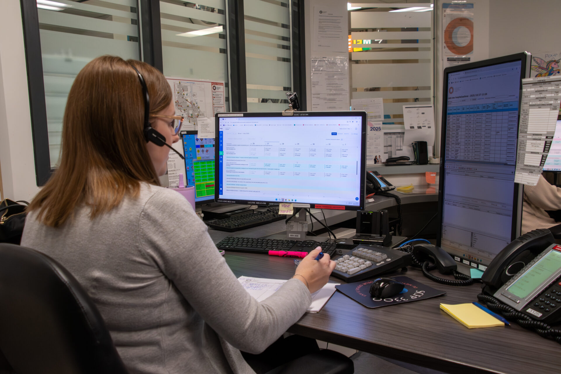 Téléphoniste travaillant sur la console PetalMD