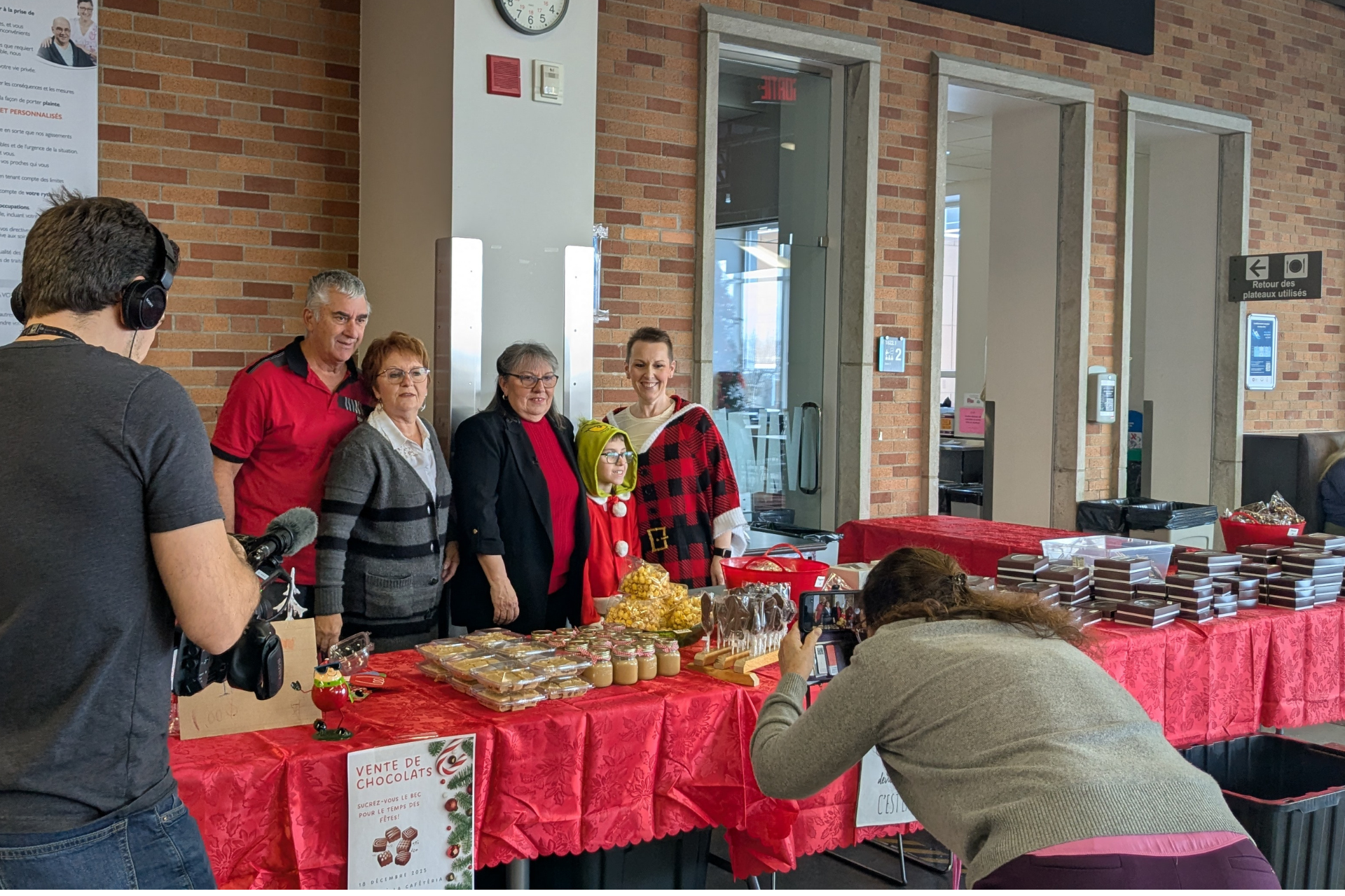 Hél`ne Lamarche entourée de sa famille derrière la table de friandises à vendre
