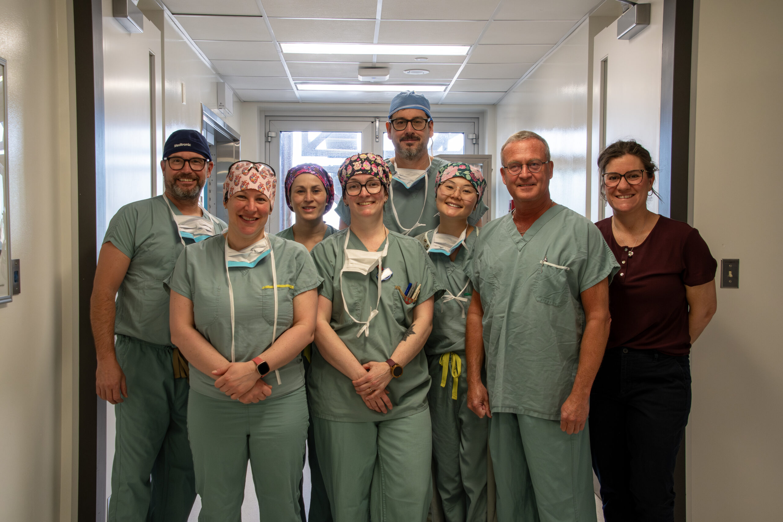 Groupes de personnes habillées en uniforme d'hôpital