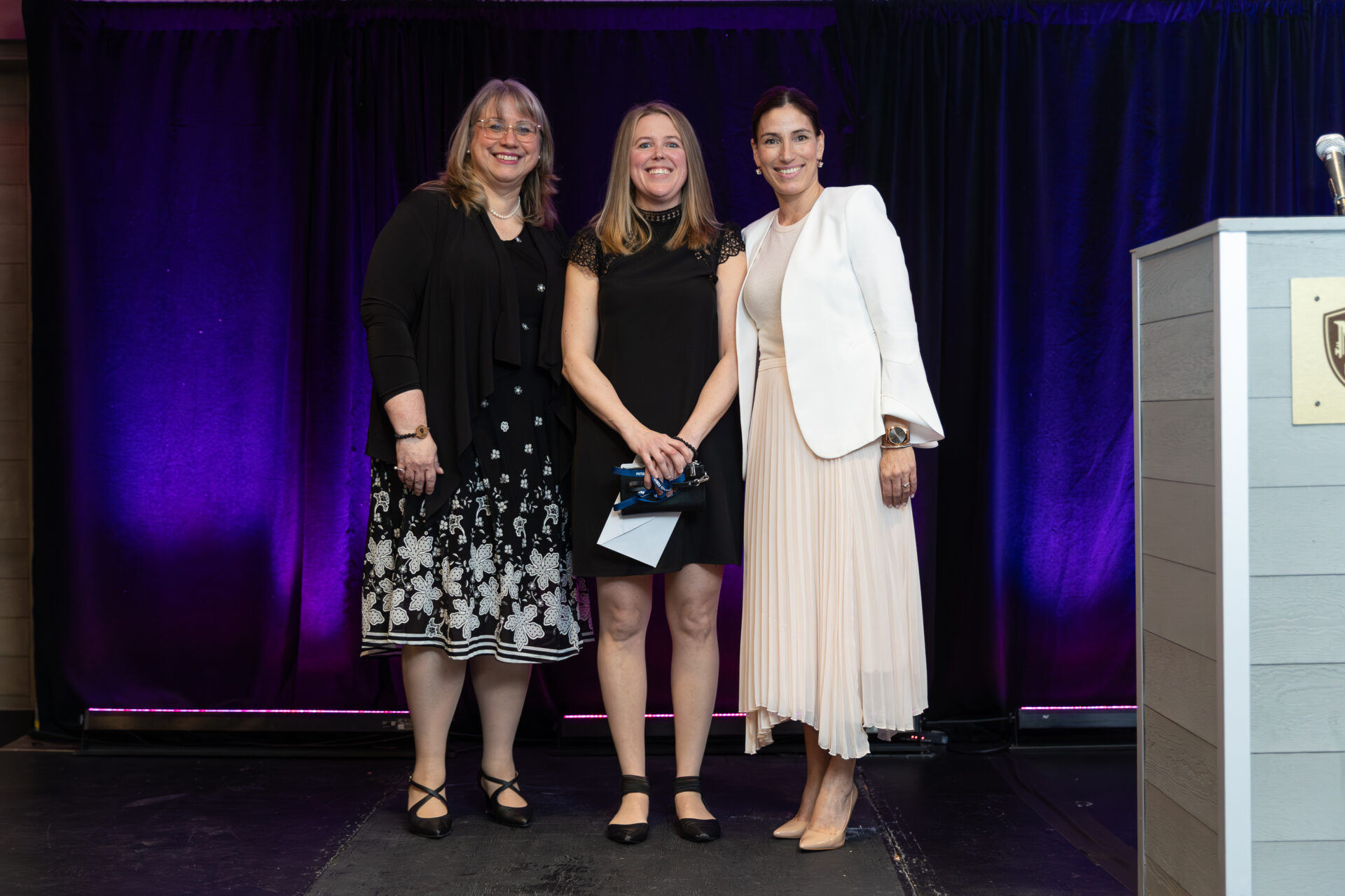 Mme Marie-Claude Poulin, rédactrice adjointe de Pharmactuel, Mme Isabelle Giroux et Mme Julie Racicot, présidente du CA de l’A.P.E.S.,