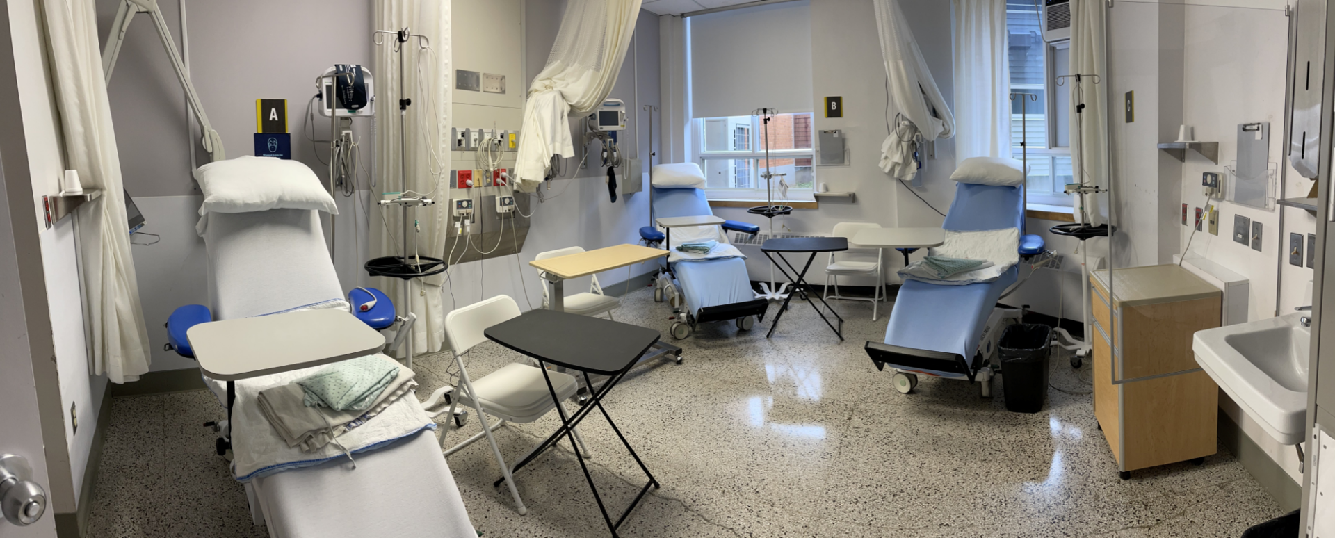photo montrant le salon radial. on peut voir les fauteuils utilisés