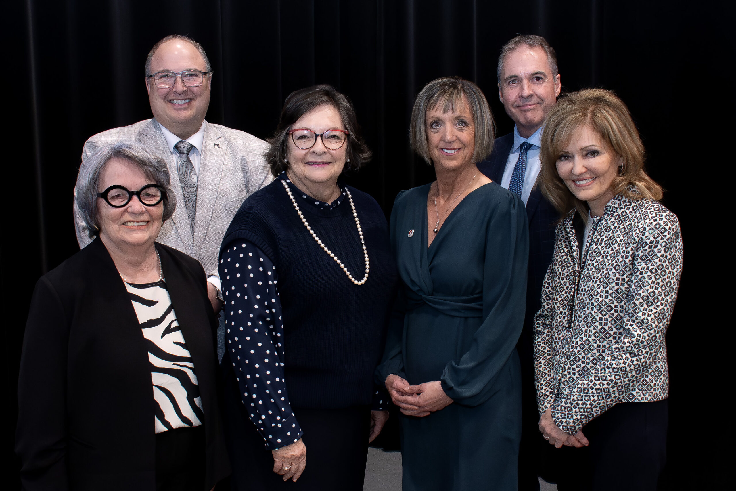 Photo de groupe de 6 personnes. De gauche à droite Martin Beaumont, président-directeur général du CHU de Québec - Université Laval, Diane Jean, présidente du conseil d'administration d'établissement (CAÉ) du CHU de Québec - Université Laval, Sylvie Barcelo, présidente du CAÉ de l'IUCPQ-ULaval, Isabel Roussin-Collin, PDG de l'IUCPQ-ULaval, Patrick Duchesne, PDG du CIUSSS de la Capitale-Nationale et Marie-Josée Guérette, présidente du CAÉ du CIUSSS de la Capitale-Nationale