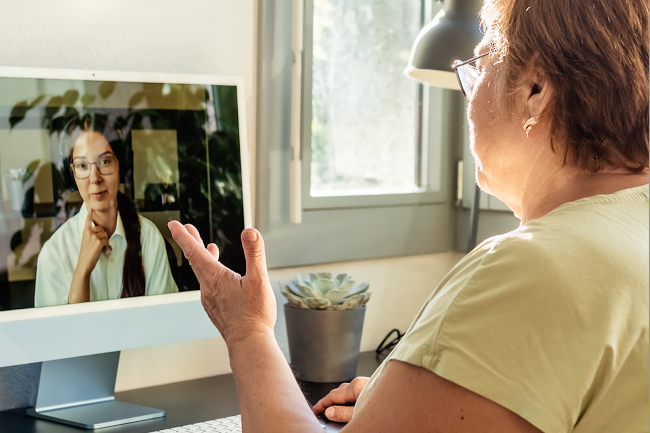 Image d'une personne âgée utilisant le système de télésanté